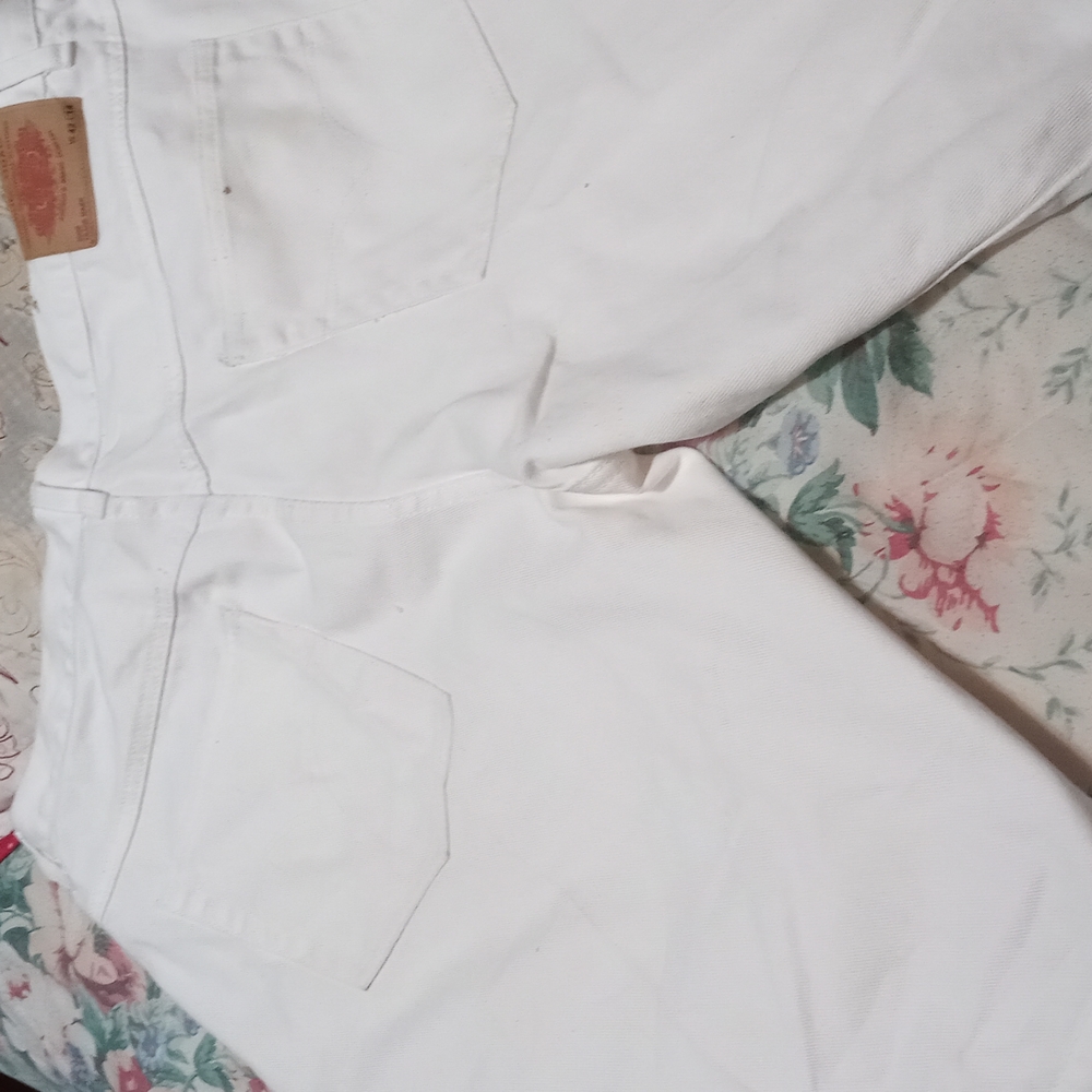 A pair of short pants - Picture 1 of 2